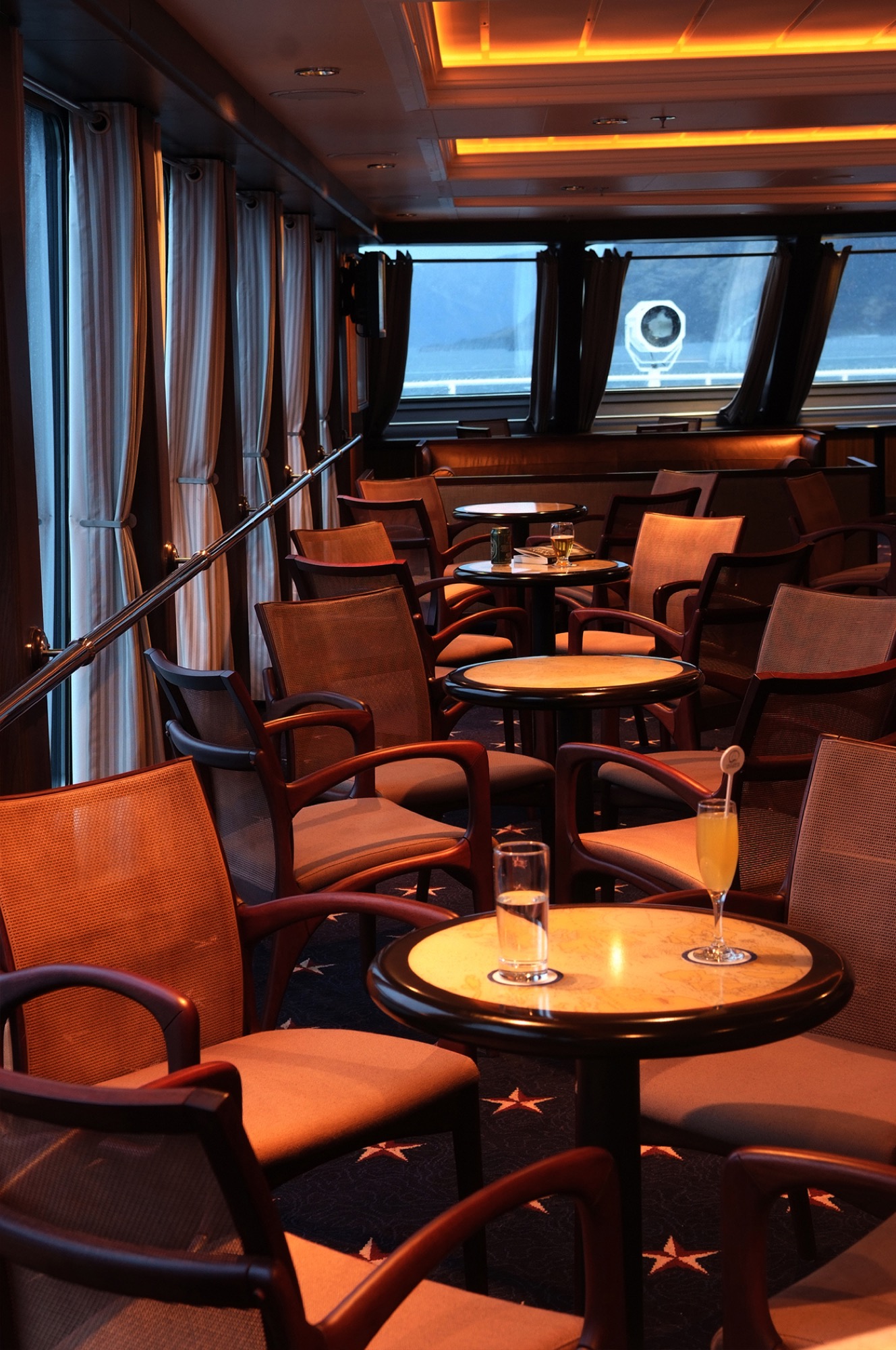 Australis Stella Australis Darwin Lounge 1.jpg